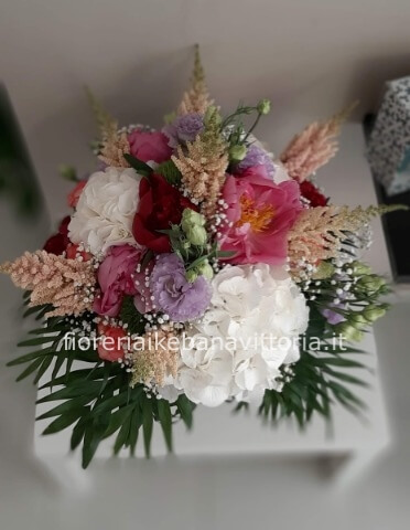 Bouquet assortito di fiori freschi colorati con ortensie,peonie,lisianthus,astilbe,rose e verde decorativo