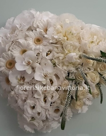 Composizione a forma di cuore con fiori bianchi