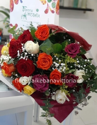 Mazzo di 21 rose di colori assortiti