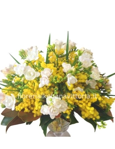 Bouquet con fiori di campo e mimosa