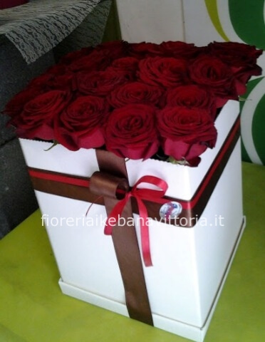 rose in scatola quadrata 25x25x30 con 20 rose rosse
