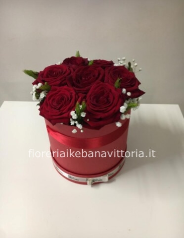 7 rose rosse in scatola
