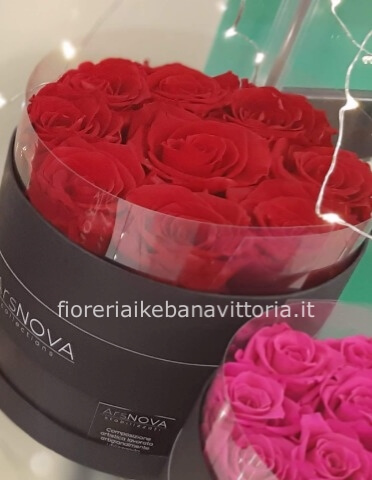 Flower box h.11 con 12 rose nei colori fuxia,rossa ,blu,nera,mirtillorosa pastello.