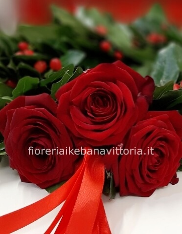 Coroncina di alloro con ipericum rosso(bacche) e 3 rose rosse olandesi