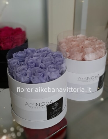 Flower box bianca h.13 con 12 rose nei colori del rosse, fuxia , bianche e blu..