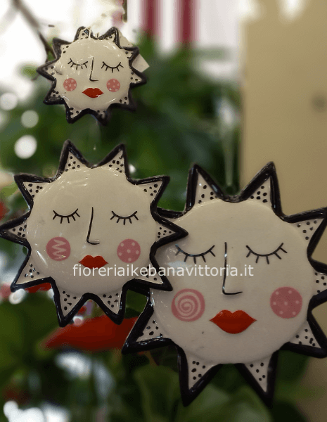 Decorazione sole faccia in ceramica. Prima di effettuare l´ordine ,chiamare in negozio per la disponibilità.