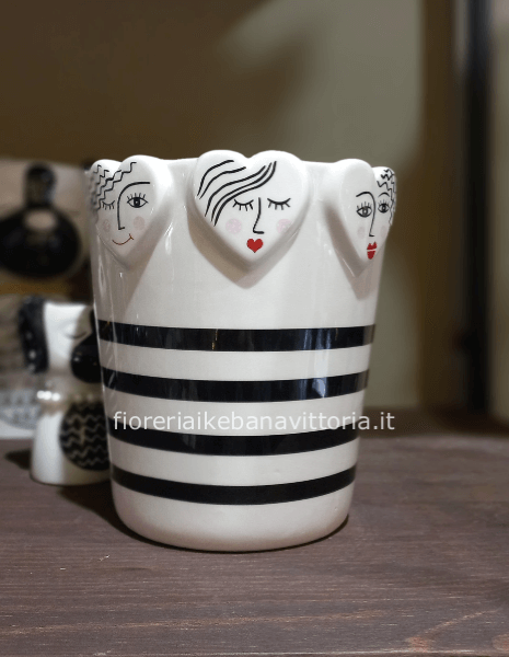 Vaso con cuori faccia. Prima di effettuare l'ordine chiamare in negozio per la disponibilità.