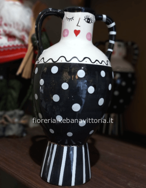 Vaso faccia pois con mani