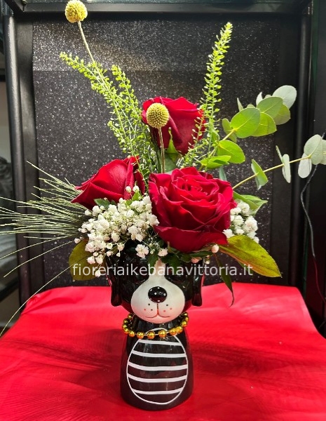 Vasetto nero a forma di cane con fiori