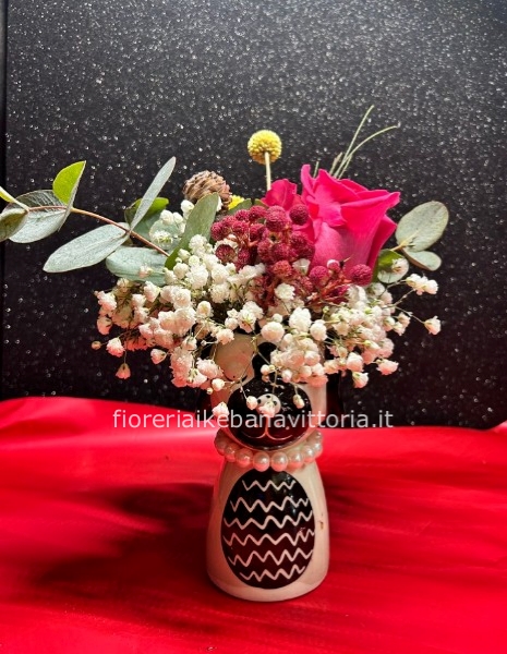 Vasetto bianco a forma di cane con fiori