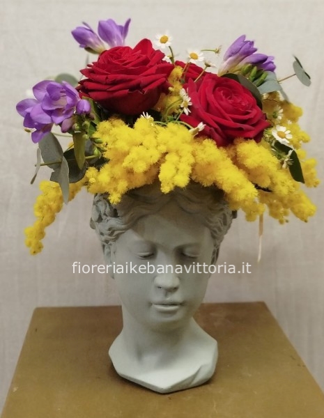 Composizione con mimosa ,rose rosse e fiori di stagione su vaso neo-classico